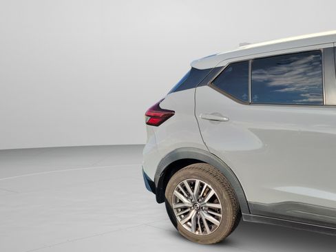 Used 2021 Nissan Kicks SV FWD image 14