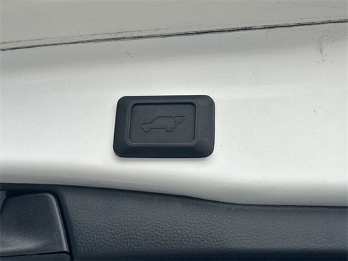 Used 2022 Toyota RAV4 XLE image 6