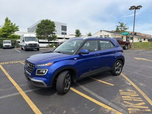 Used 2024 Hyundai Venue Limited FWD image 2