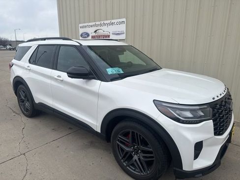 Used 2025 Ford Explorer ST AWD/4WD image 2