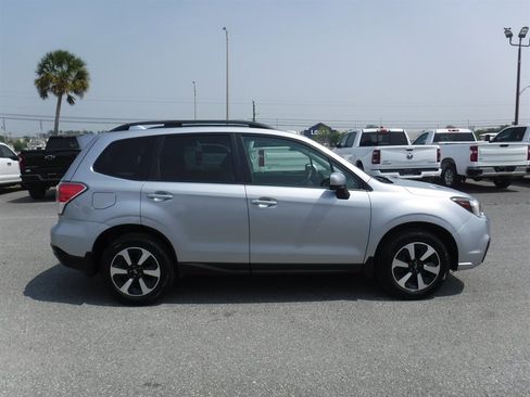 Used 2017 Subaru Forester 2.5i Premium w/ Popular Package #1A AWD/4WD image 3