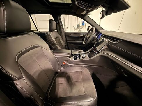 Used 2023 Jeep Grand Cherokee Altitude image 28