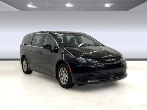 Used 2022 Chrysler Voyager LX FWD image 6