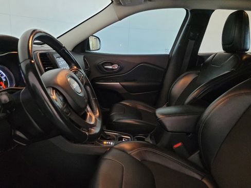 Used 2019 Jeep Cherokee Latitude Plus FWD image 17