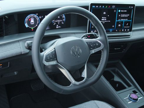 Certified 2025 Volkswagen Tiguan S image 9
