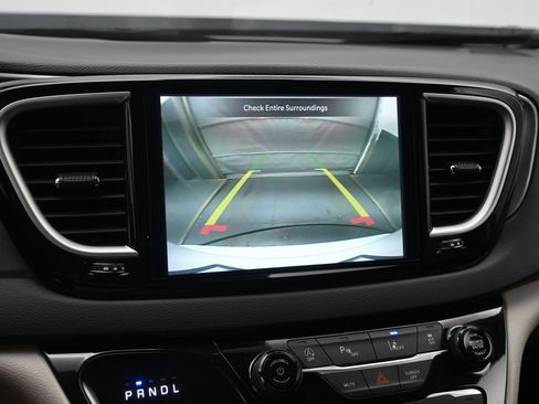 Used 2024 Chrysler Pacifica Touring-L FWD image 15