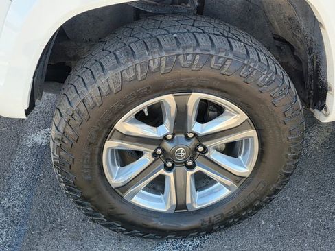 Used 2019 Toyota Tacoma Limited image 29