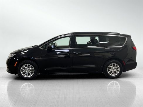 Used 2022 Chrysler Pacifica Touring-L image 3