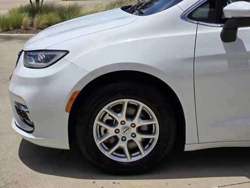 Used 2023 Chrysler Pacifica Touring-L FWD image 6