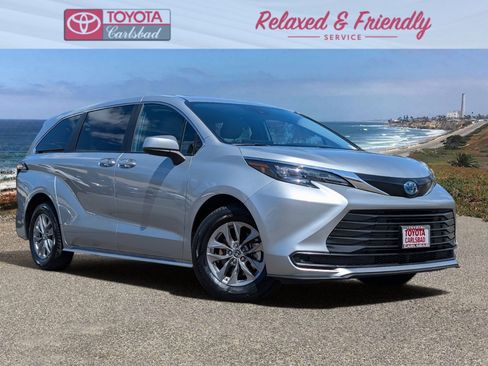 Used 2025 Toyota Sienna LE FWD image 1