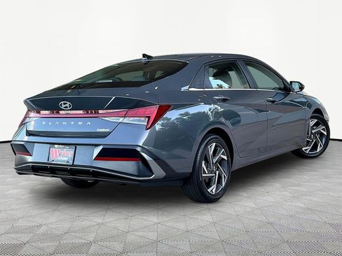 Used 2025 Hyundai Elantra Limited FWD image 6