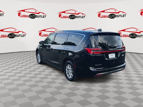 Used 2025 Chrysler Pacifica Select FWD image 6
