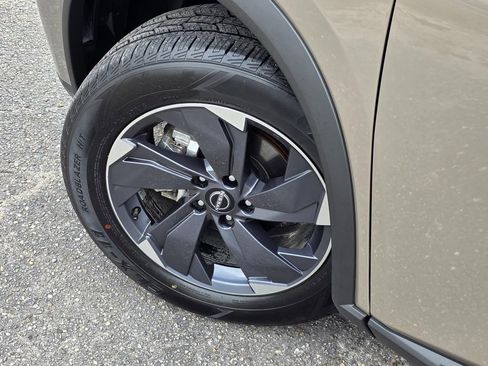 Used 2025 Nissan Rogue SV FWD image 32