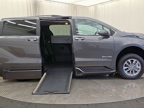 Used 2025 Toyota Sienna XLE w/ XLE Plus Package FWD image 12