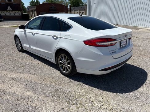 Used 2017 Ford Fusion SE w/ Fusion SE Technology Package FWD image 5