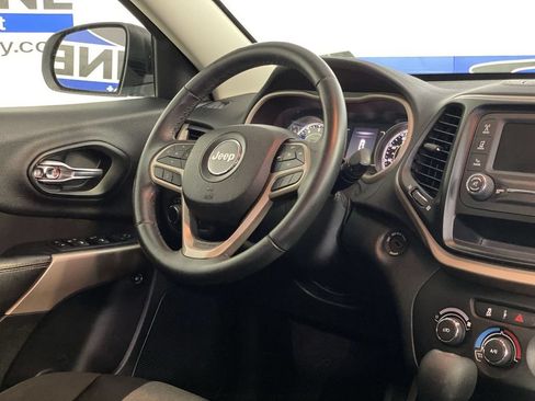 Used 2017 Jeep Cherokee Sport FWD image 14