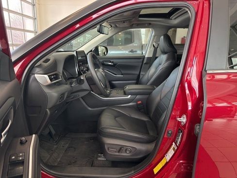 Used 2023 Toyota Highlander XLE image 22