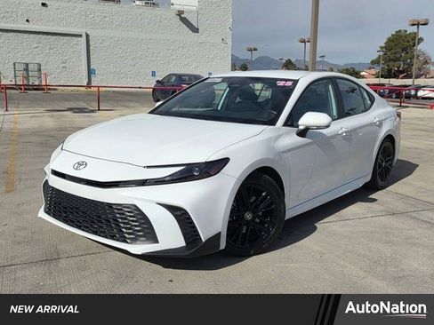 Certified 2025 Toyota Camry SE image 1