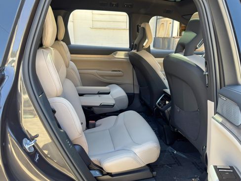 Used 2025 Volvo EX90 Ultra AWD/4WD image 40
