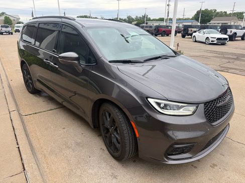 Used 2022 Chrysler Pacifica Touring-L w/ Uconnect Theater Family Group FWD image 4