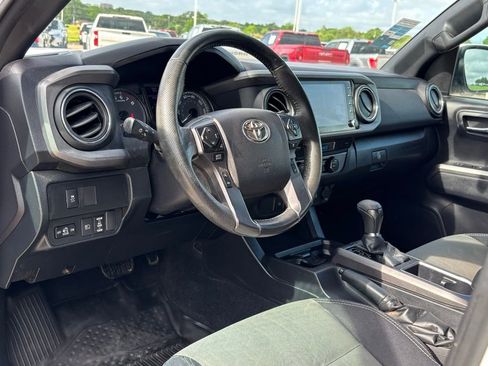Used 2021 Toyota Tacoma TRD Off-Road AWD/4WD image 11
