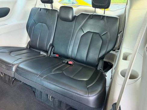 Used 2023 Chrysler Pacifica Touring-L FWD image 10