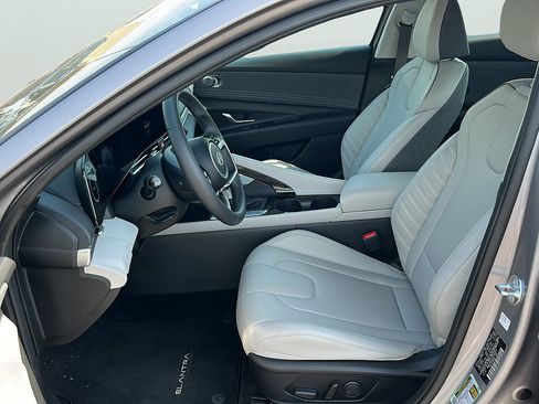 Certified 2025 Hyundai Elantra Limited FWD image 23