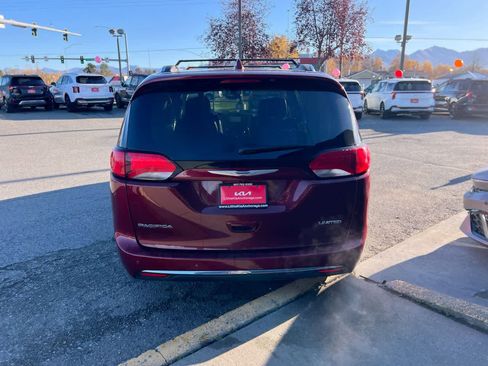 Used 2020 Chrysler Pacifica Limited image 27