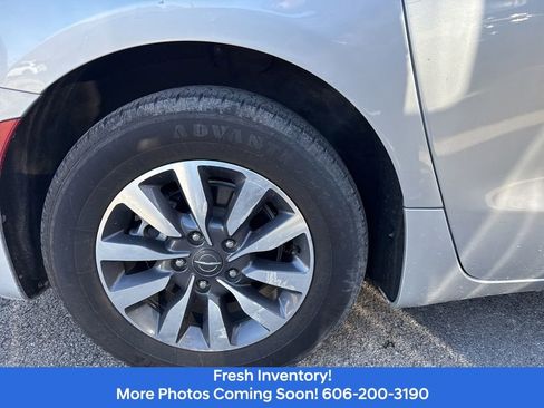 Used 2022 Chrysler Pacifica Touring-L FWD image 5