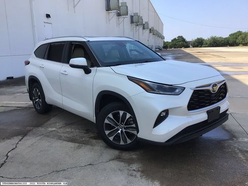 Used 2021 Toyota Highlander XLE AWD/4WD image 4