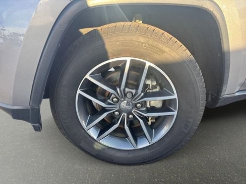 Used 2018 Jeep Grand Cherokee Limited image 9