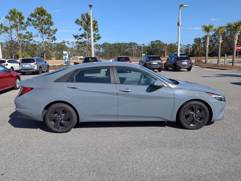 Used 2022 Hyundai Elantra SEL w/ Convenience Package image 3