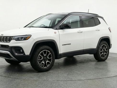 Used 2025 Jeep Compass Trailhawk AWD/4WD image 3