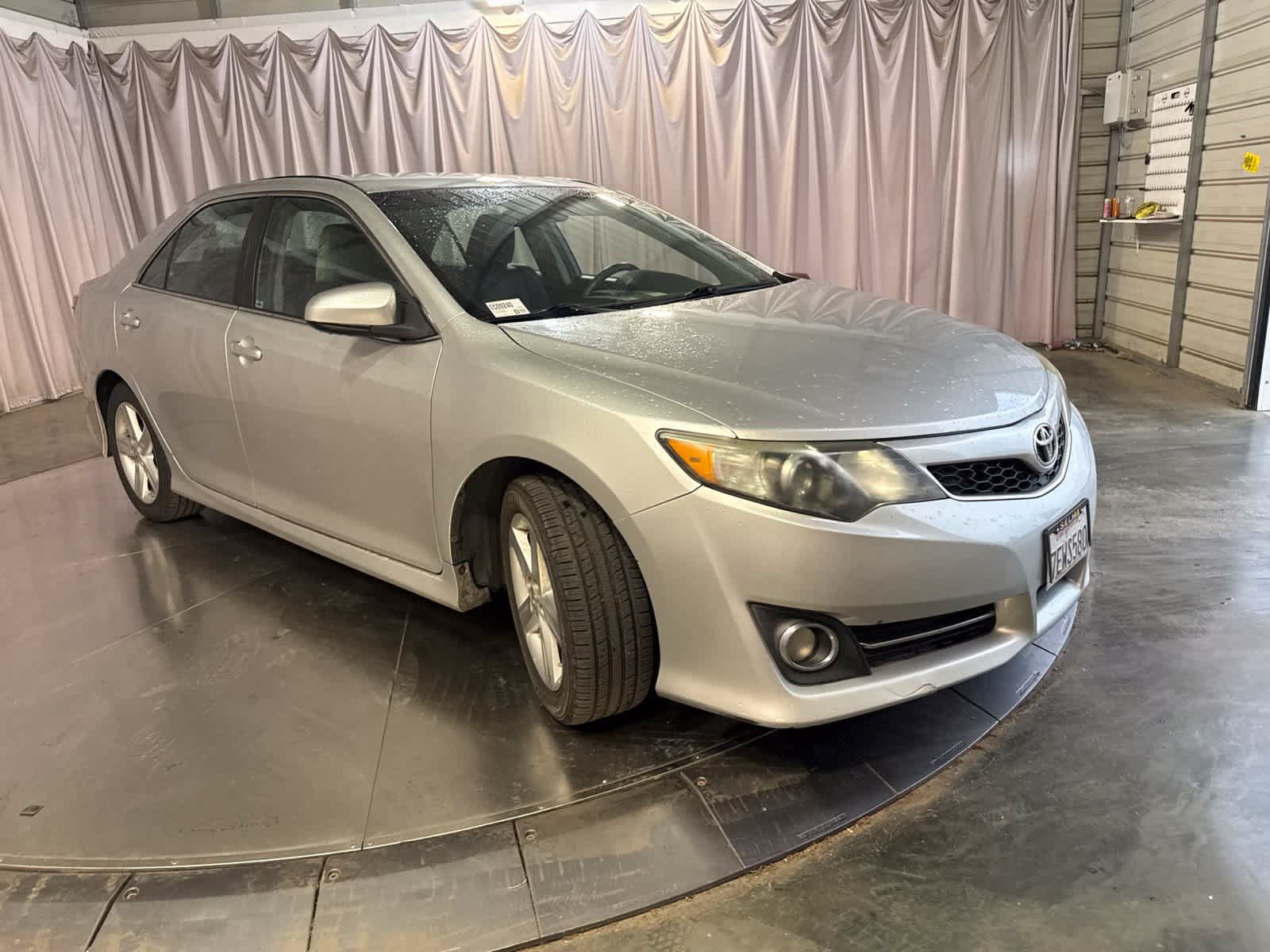 Used 2014 Toyota Camry SE FWD image 2