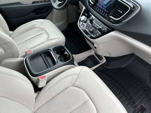 Used 2018 Chrysler Pacifica Touring-L image 17