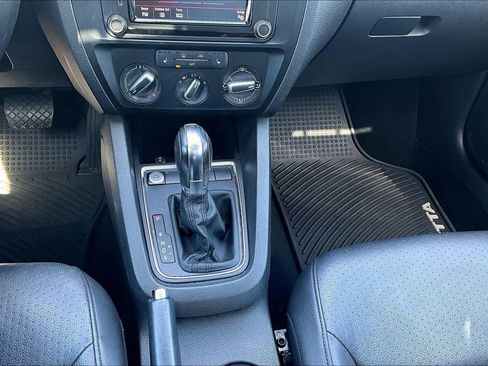 Used 2017 Volkswagen Jetta SE FWD image 17