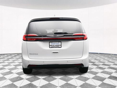 Used 2023 Chrysler Pacifica Touring-L FWD image 42