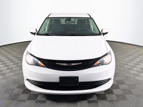 Used 2020 Chrysler Voyager L image 2