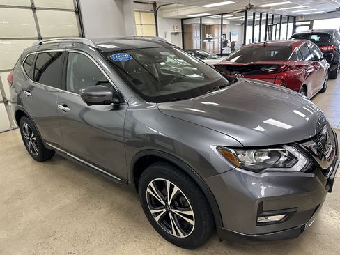 Used 2018 Nissan Rogue SL image 3