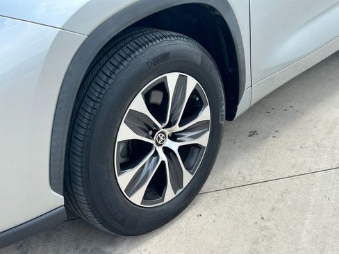 Used 2021 Toyota Highlander XLE FWD image 9