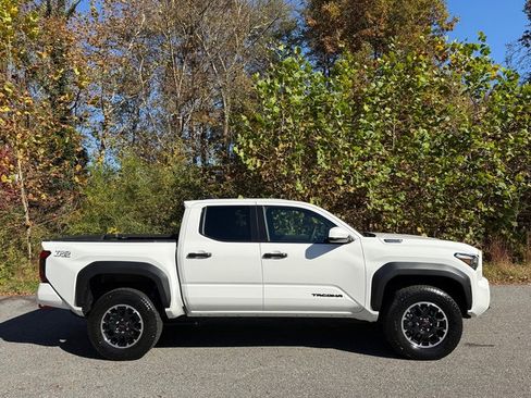 Used 2024 Toyota Tacoma TRD Off-Road image 5