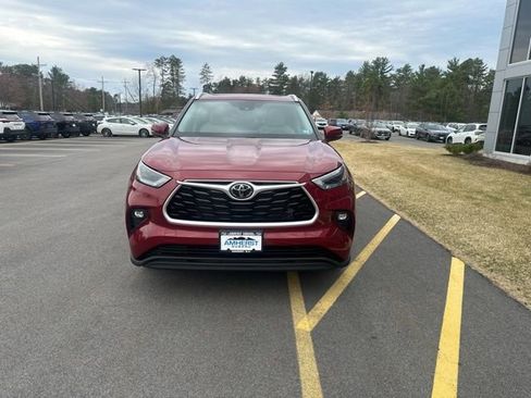 Used 2022 Toyota Highlander XLE image 2
