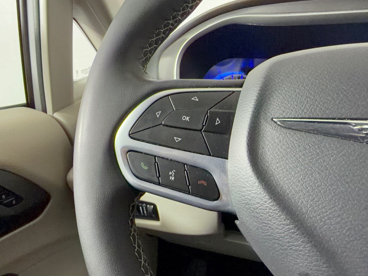 Used 2024 Chrysler Pacifica Touring-L FWD image 18