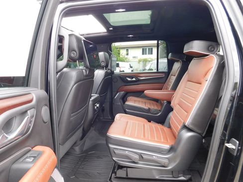 Used 2023 GMC Yukon XL Denali Ultimate AWD/4WD image 15