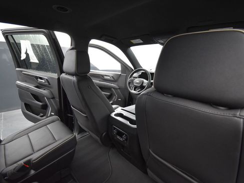 Used 2025 Chevrolet Suburban Premier image 20