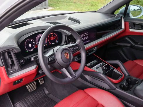 Certified 2025 Porsche Cayenne S AWD/4WD image 4