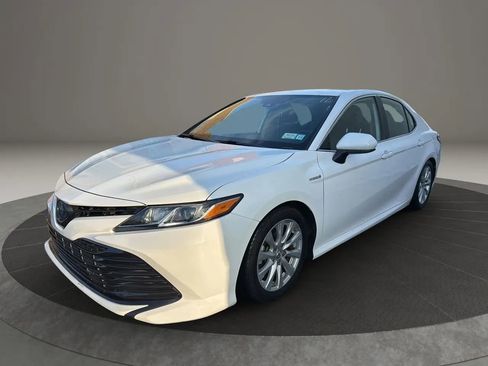 Used 2020 Toyota Camry LE image 1