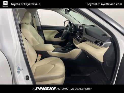 Used 2023 Toyota Highlander XLE image 7