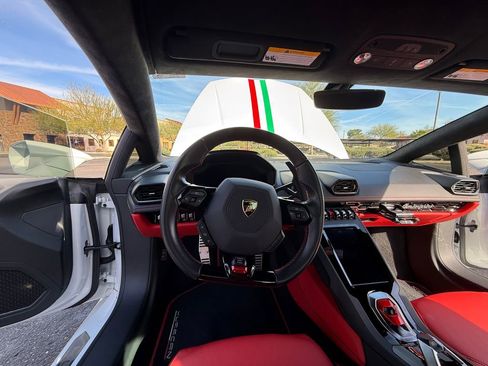 Used 2021 Lamborghini Huracan EVO RWD image 12