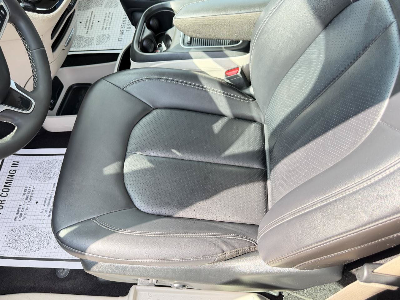 Used 2024 Chrysler Pacifica Limited FWD image 14